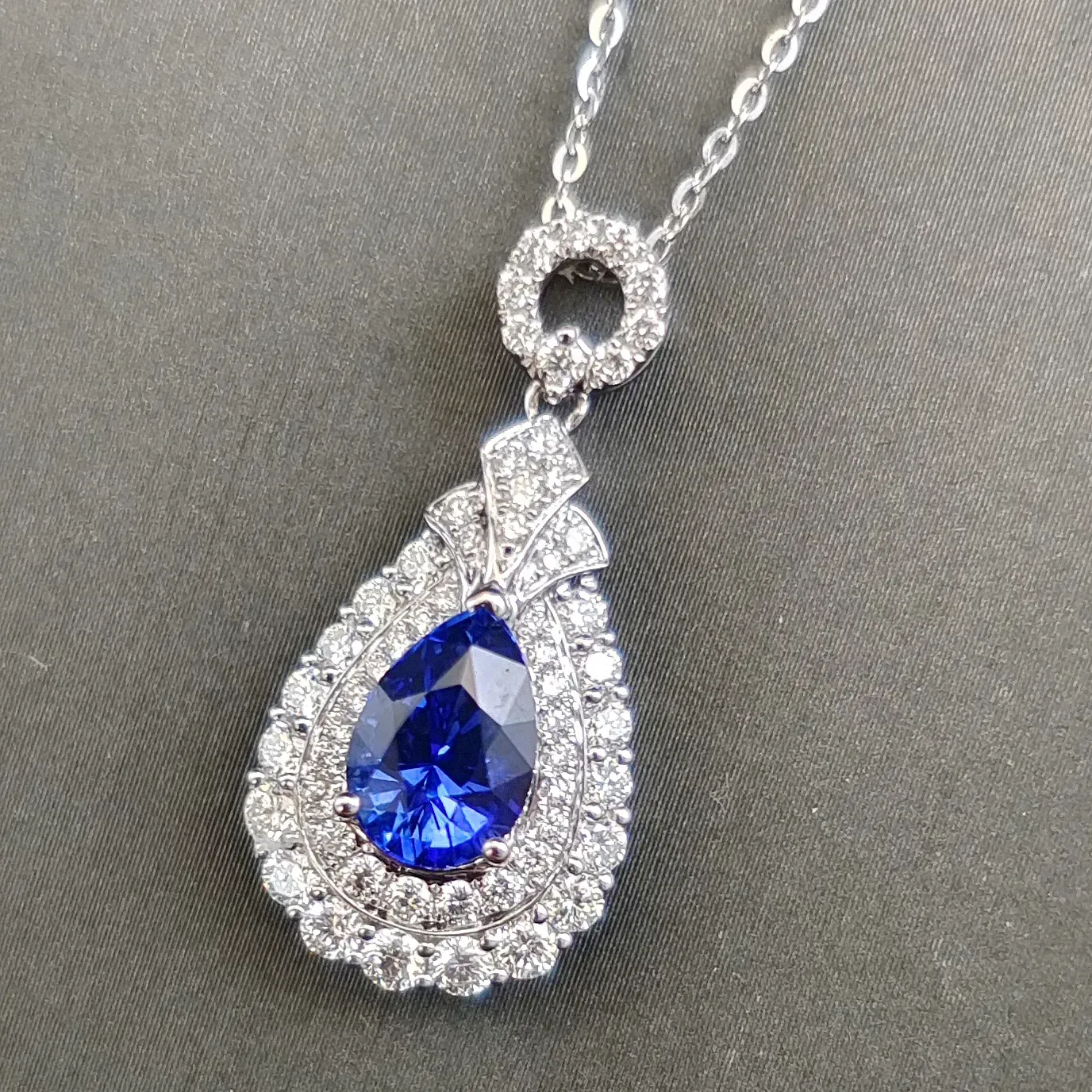 【【吊坠】18K金+蓝宝石+钻石 宝石颜色纯正
主石:2.03ct/P 货重:4.58g】图2