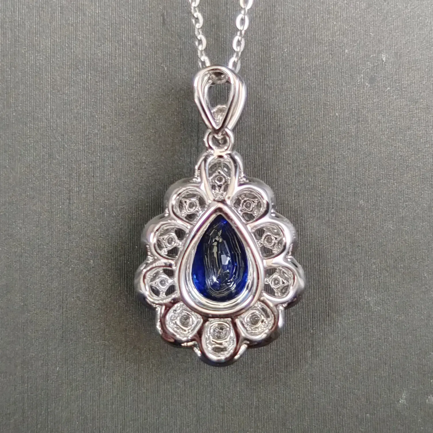 【【吊坠】18K金+蓝宝石+钻石 宝石颜色纯正
主石:2.05ct/P 货重:3.43g】图3