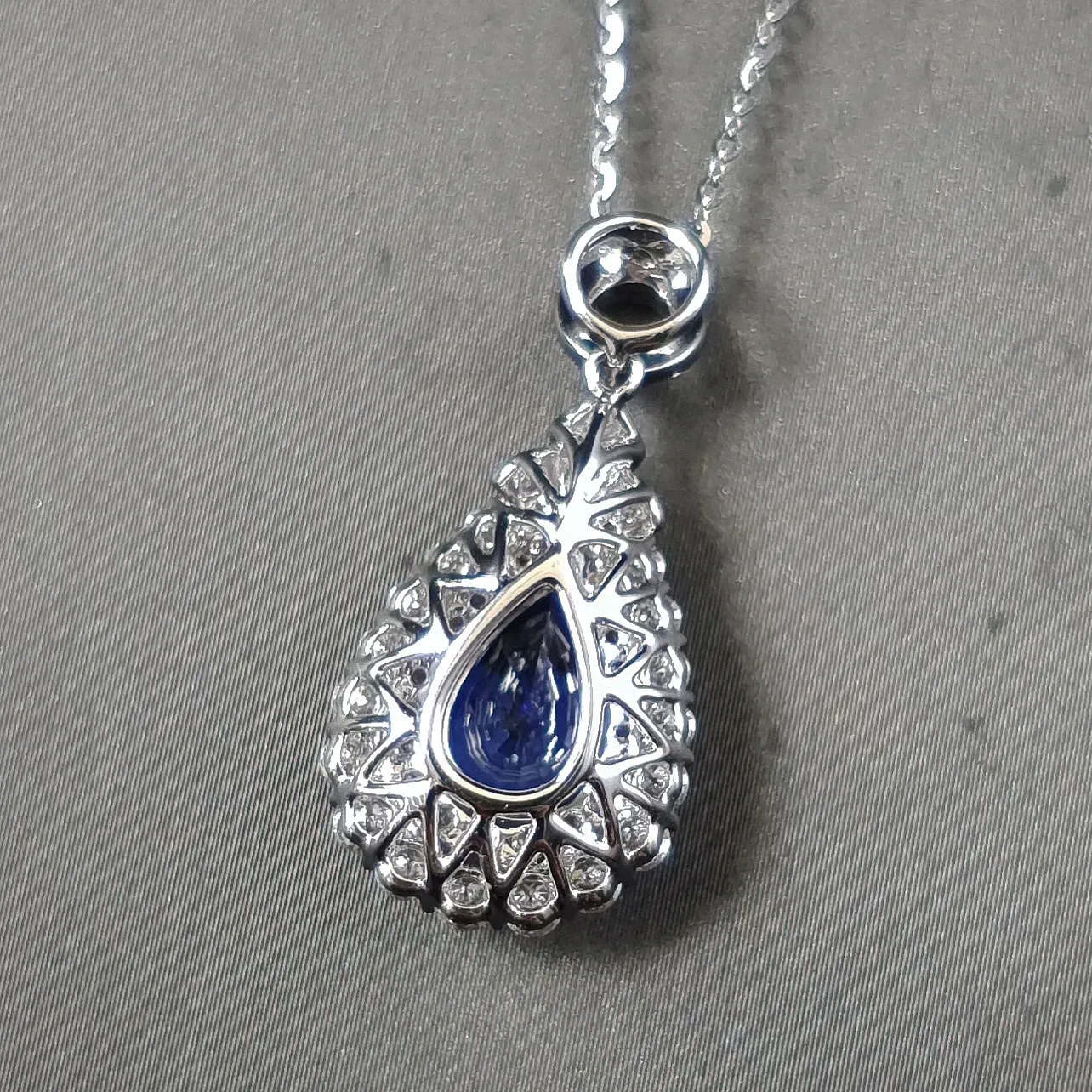 【【吊坠】18K金+蓝宝石+钻石 宝石颜色纯正
主石:2.03ct/P 货重:4.58g】图4