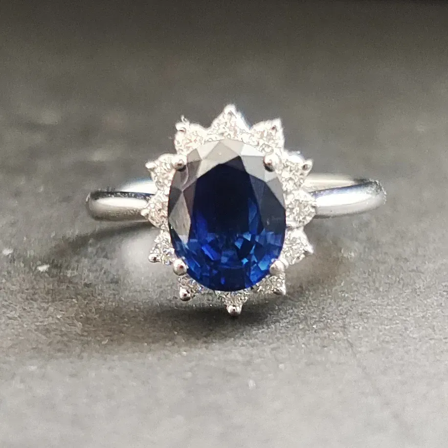【【戒指】18K金+蓝宝石+钻石 宝石颜色纯正
主石:2.31ct/P 货重:3.55g 手寸:15寸】图2