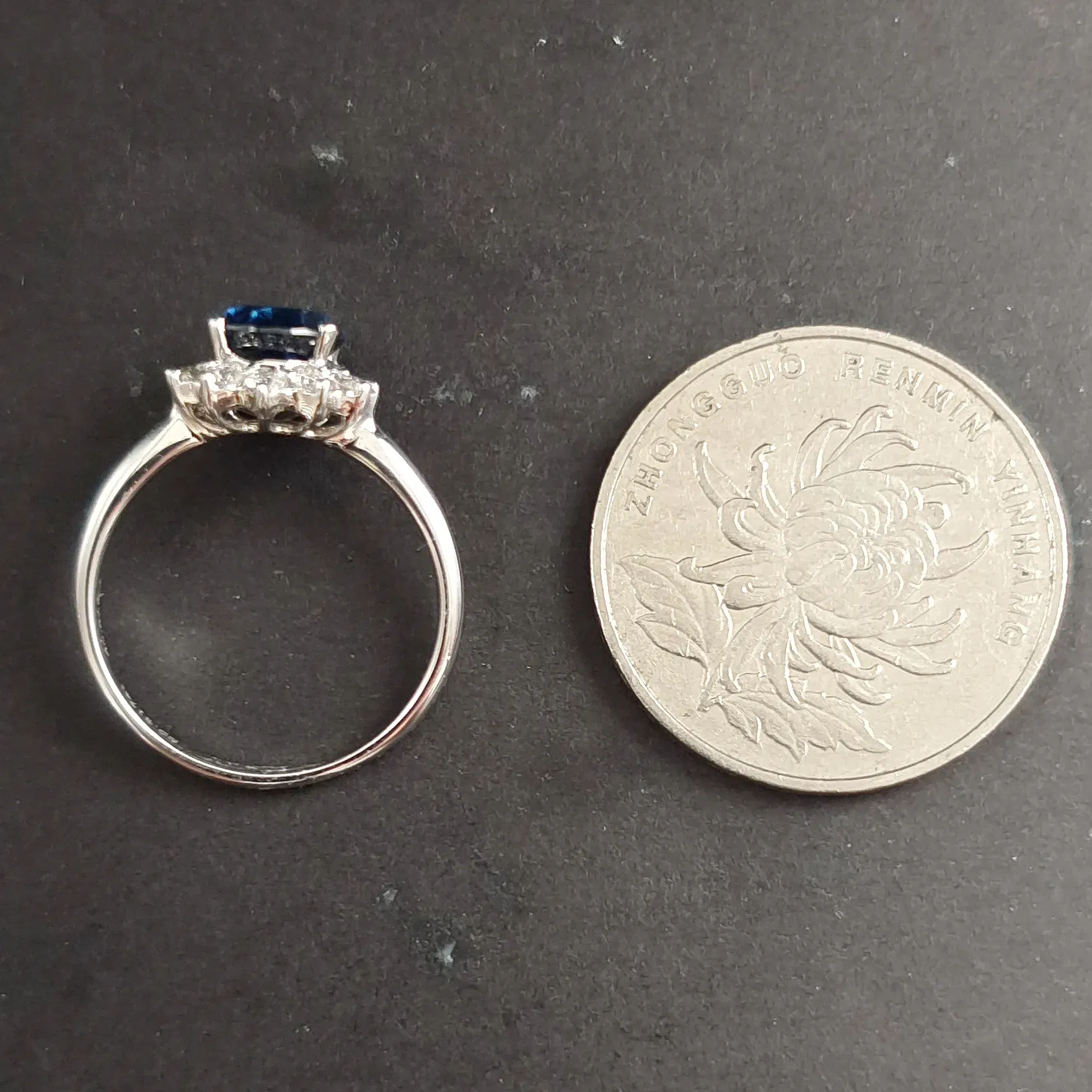 【【戒指】18K金+蓝宝石+钻石 宝石颜色纯正
主石:2.31ct/P 货重:3.55g 手寸:15寸】图4