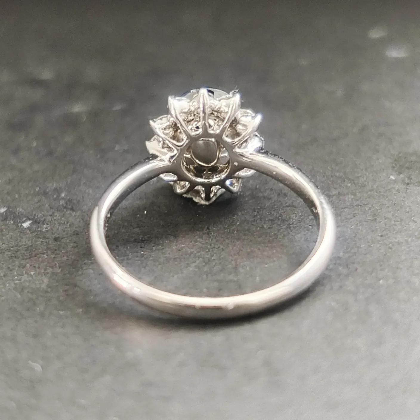 【【戒指】18K金+蓝宝石+钻石 宝石颜色纯正
主石:2.31ct/P 货重:3.55g 手寸:15寸】图5