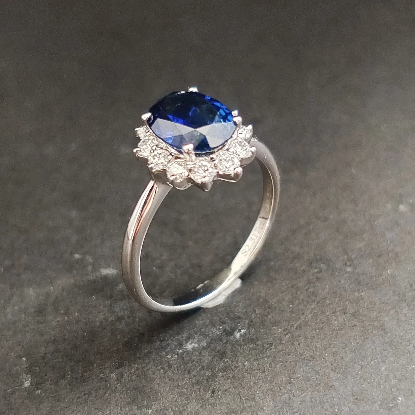 【【戒指】18K金+蓝宝石+钻石 宝石颜色纯正
主石:2.31ct/P 货重:3.55g 手寸:15寸】图1
