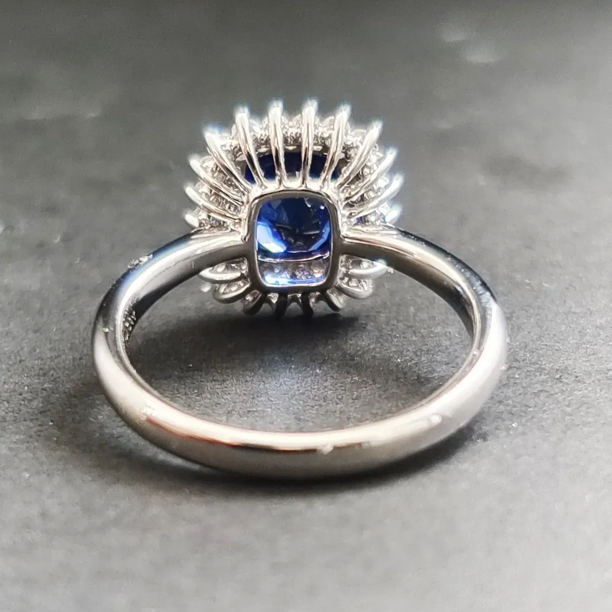 【【戒指】18K金+蓝宝石+钻石 宝石颜色纯正
主石:2.54ct/P 货重:4.74g 手寸:15寸】图5