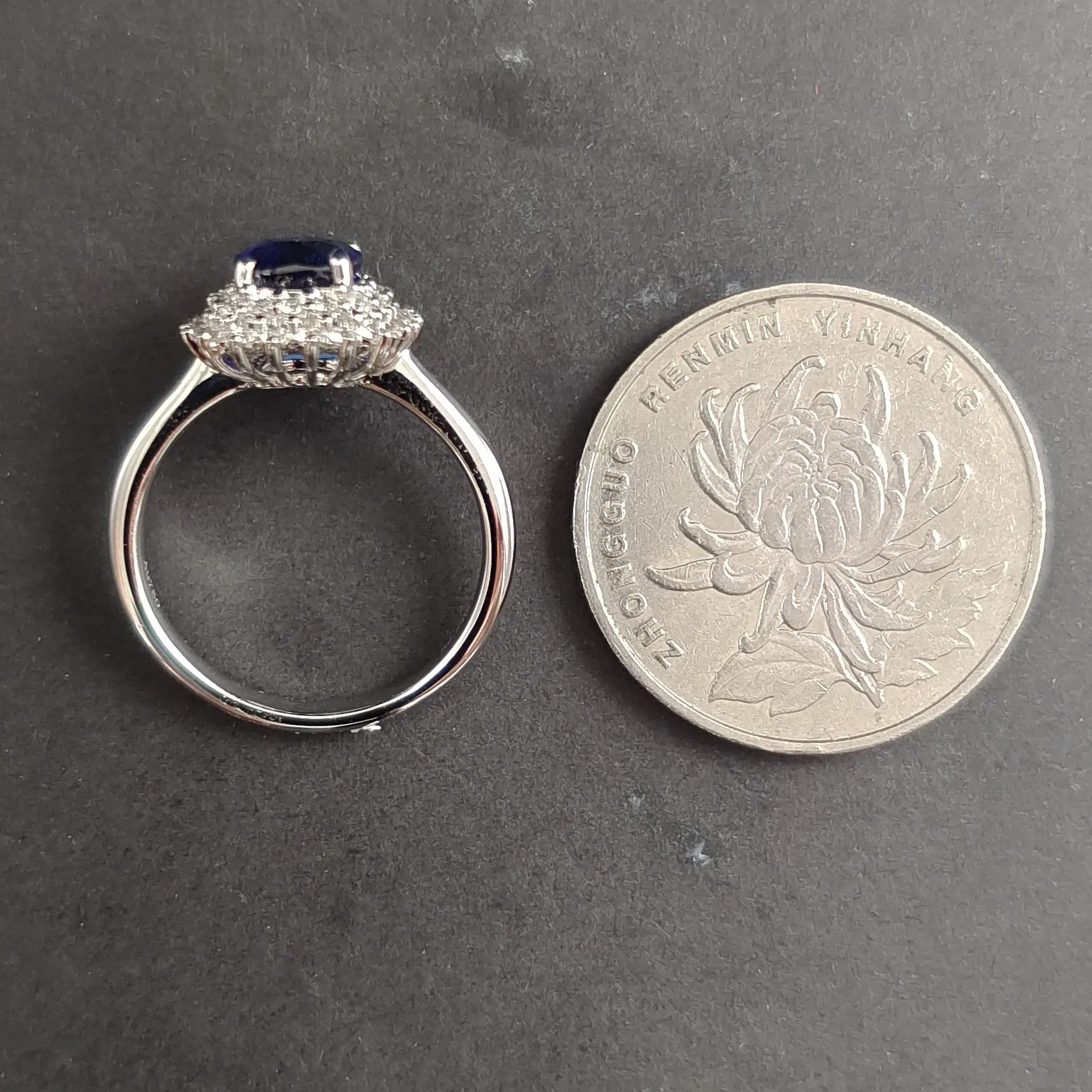 【【戒指】18K金+蓝宝石+钻石 宝石颜色纯正
主石:2.54ct/P 货重:4.74g 手寸:15寸】图4