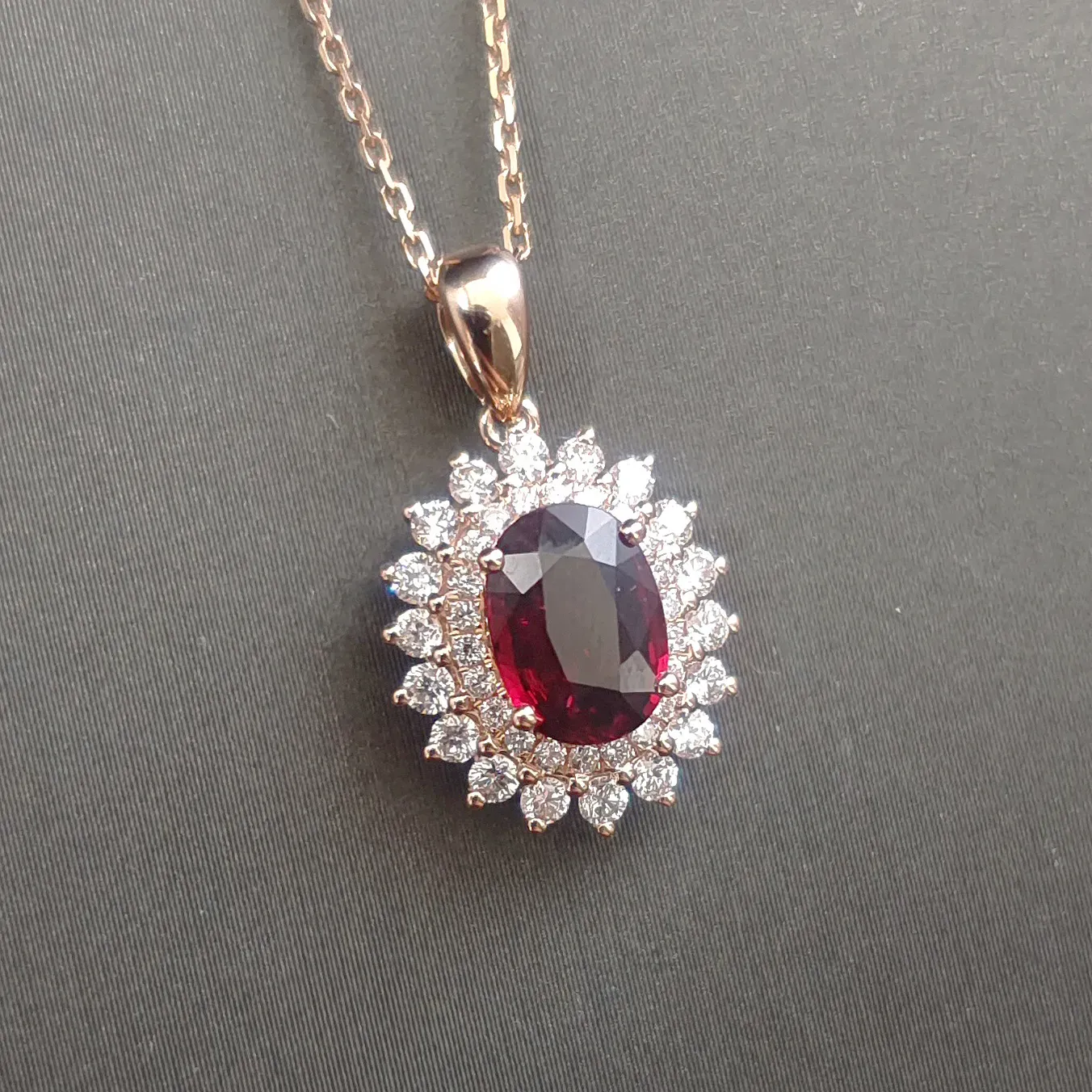 【【吊坠】18K金+红宝石(无烧)+钻石 宝石颜色纯正
主石:1.02ct/P 货重:2.30g】图1