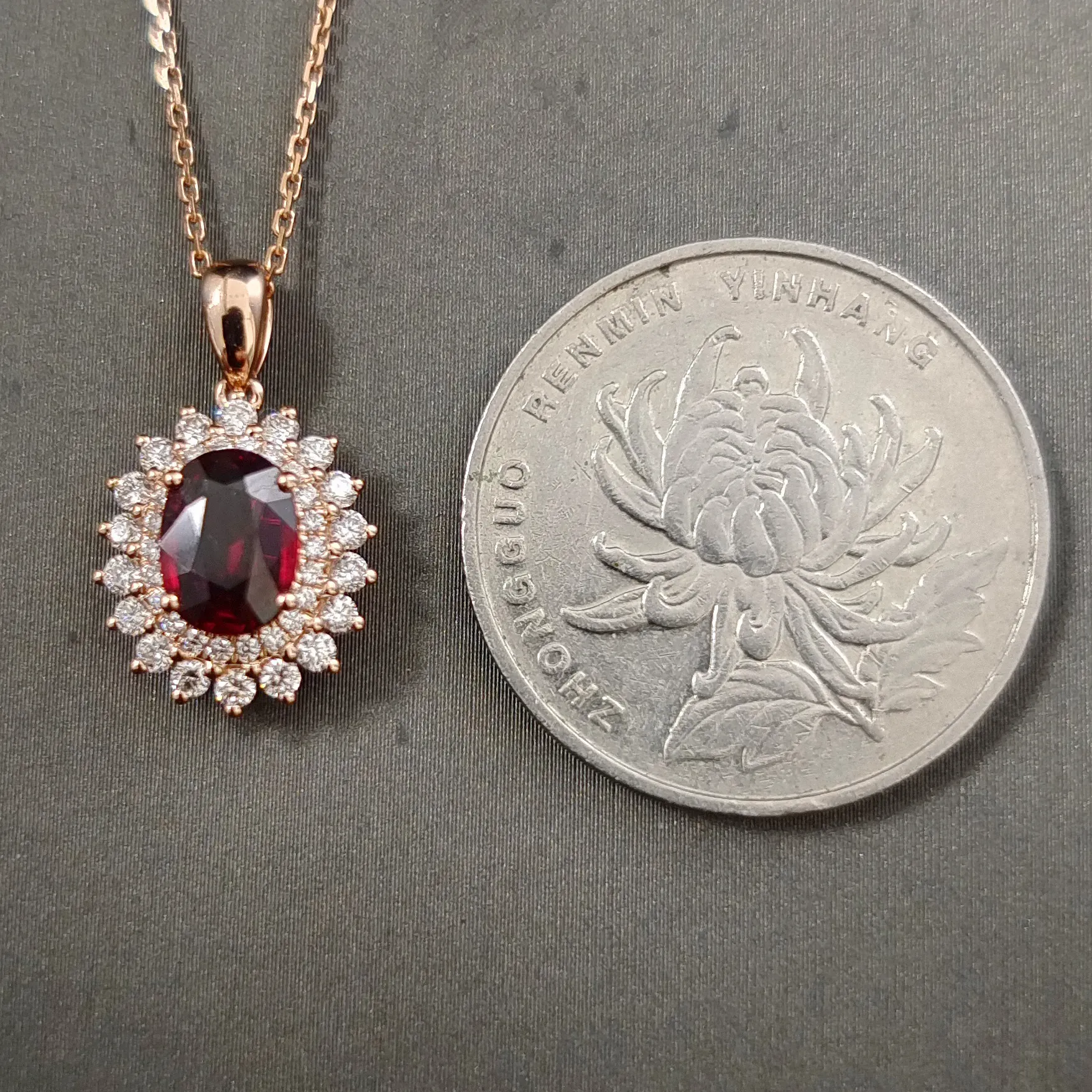 【【吊坠】18K金+红宝石(无烧)+钻石 宝石颜色纯正
主石:1.02ct/P 货重:2.30g】图3
