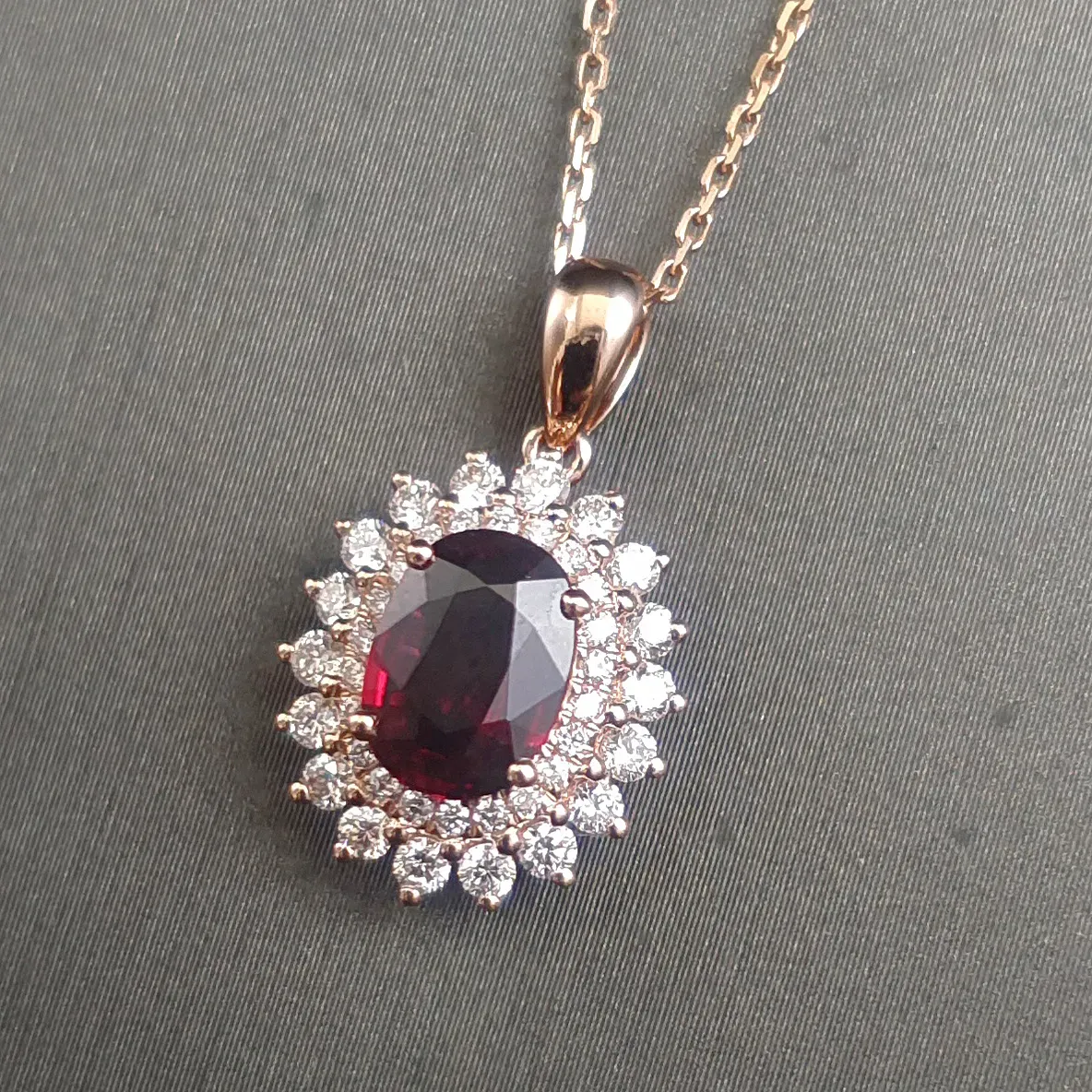 【【吊坠】18K金+红宝石(无烧)+钻石 宝石颜色纯正
主石:1.02ct/P 货重:2.30g】图2