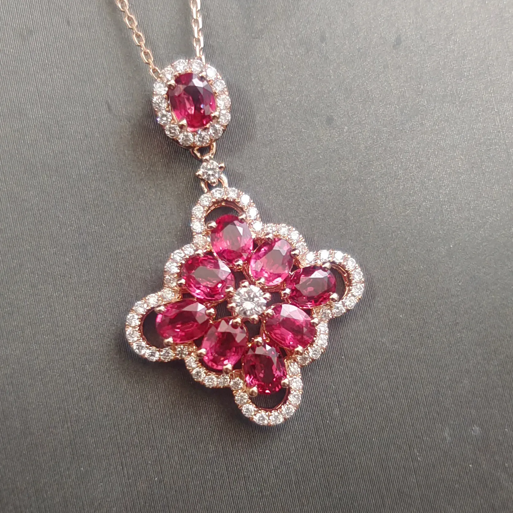 【【吊坠】18K金+红宝石+钻石 宝石颜色纯正
主石:2.52ct/9P 货重:4.61g】图2
