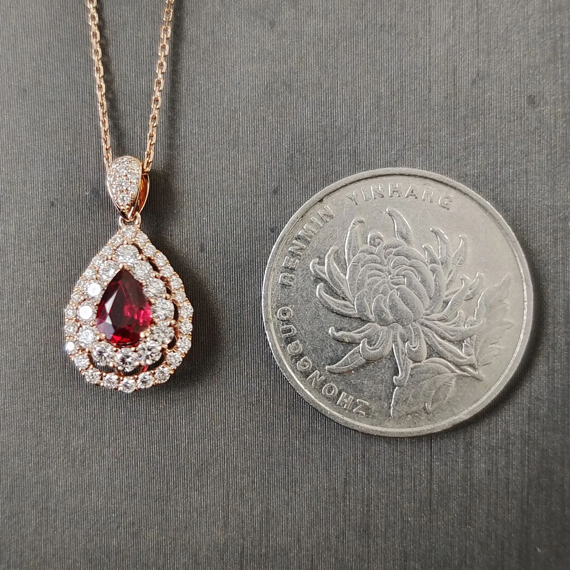 【【吊坠】18K金+红宝石(无烧)+钻石 宝石颜色纯正
主石:0.68ct/P 货重:2.38g】图3