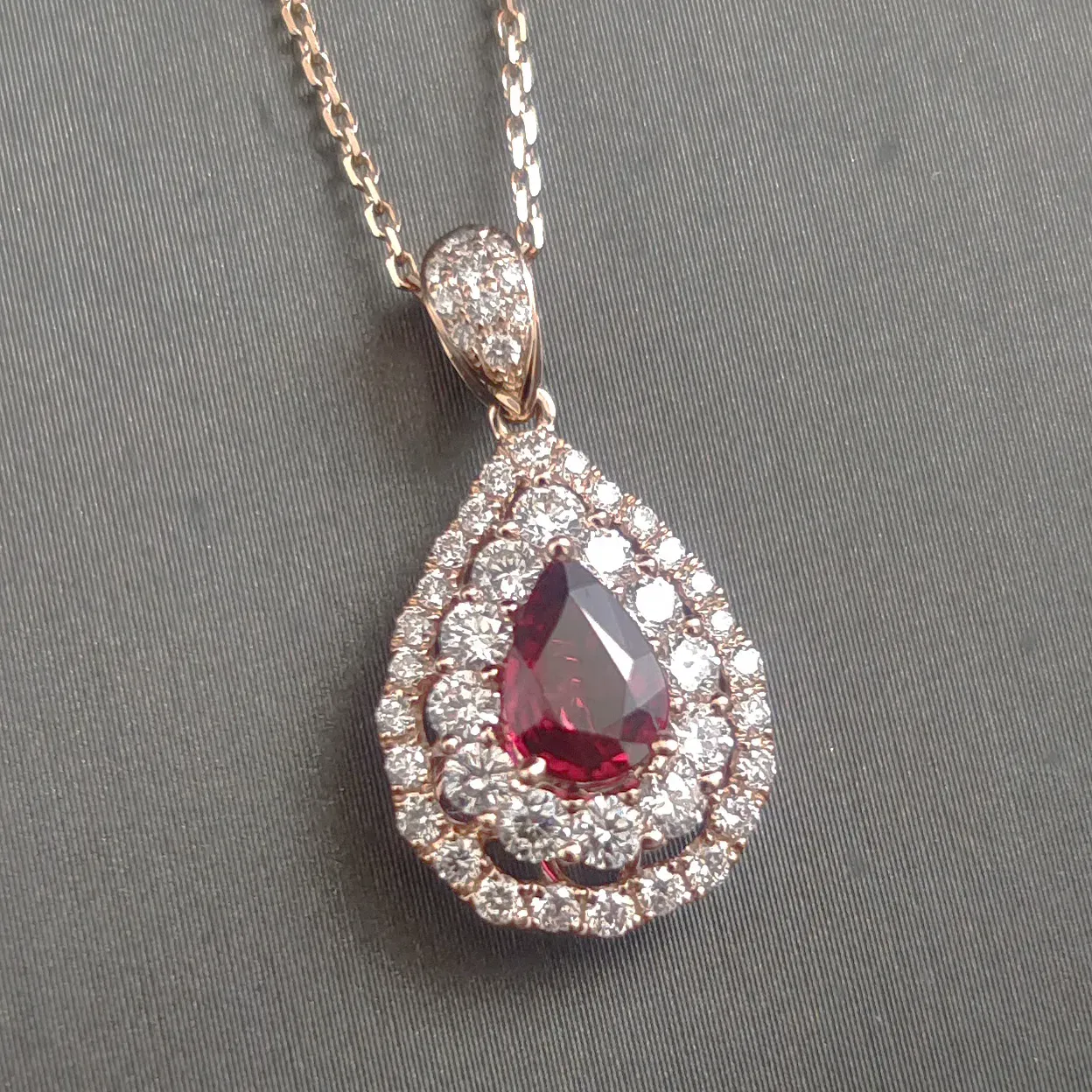 【【吊坠】18K金+红宝石(无烧)+钻石 宝石颜色纯正
主石:0.68ct/P 货重:2.38g】图2