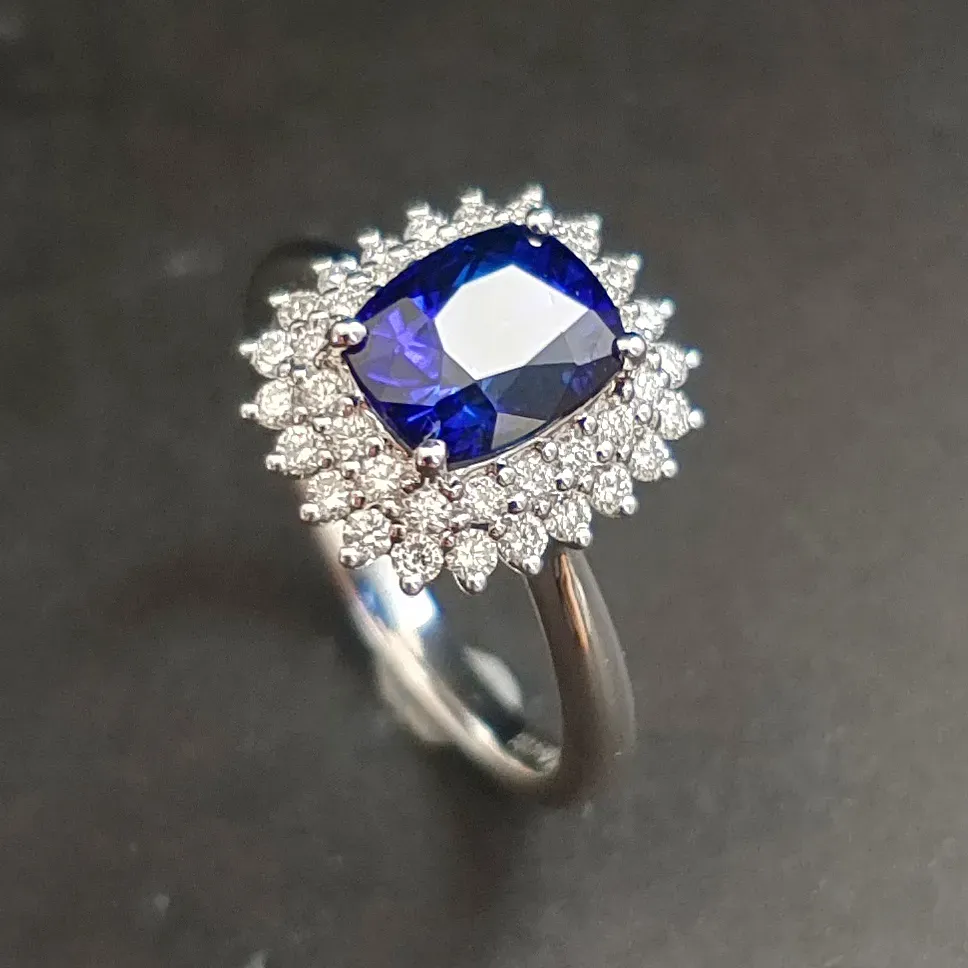 【【戒指】18K金+蓝宝石+钻石 宝石颜色纯正
主石:2.54ct/P 货重:4.74g 手寸:15寸】图2