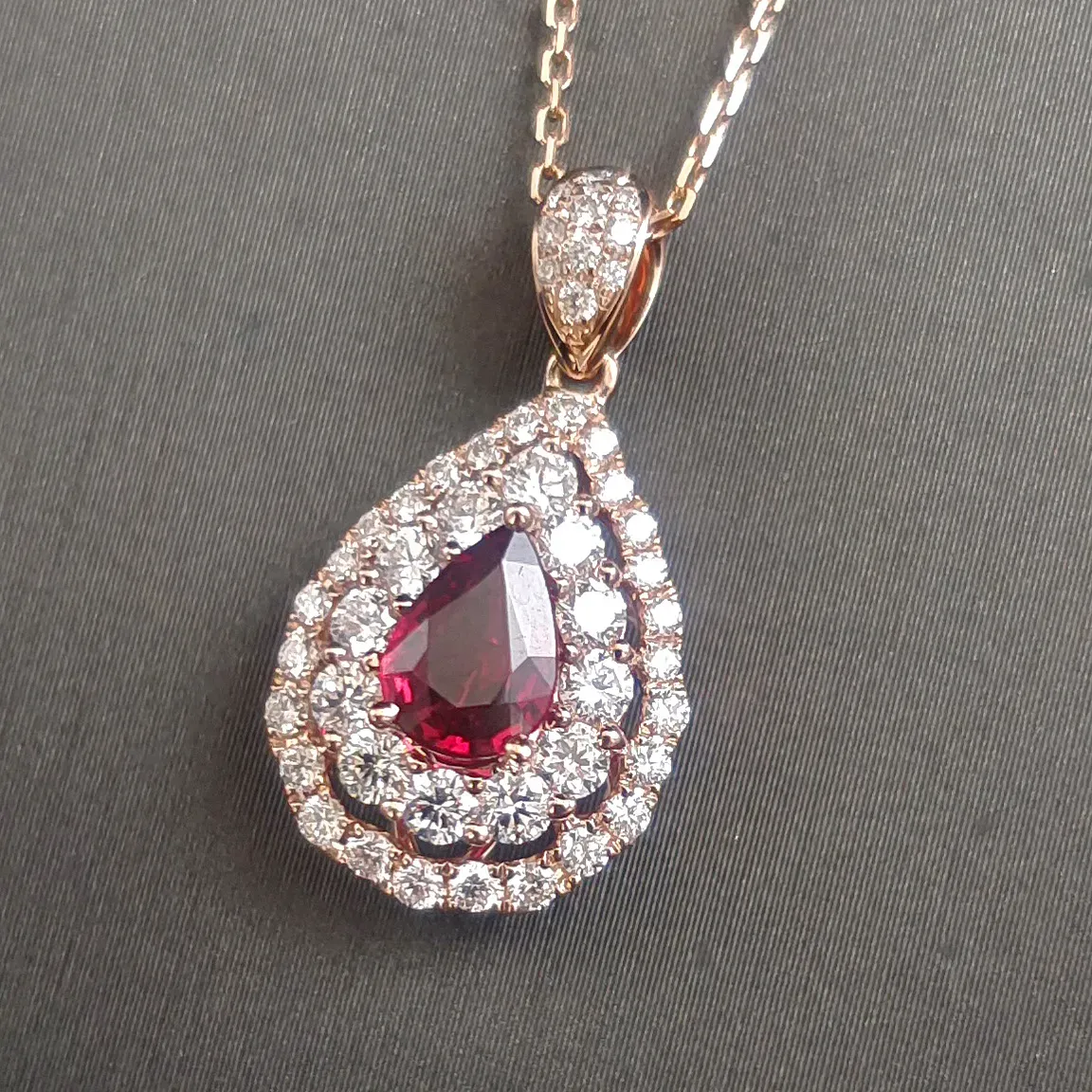 【【吊坠】18K金+红宝石(无烧)+钻石 宝石颜色纯正
主石:0.68ct/P 货重:2.38g】图1