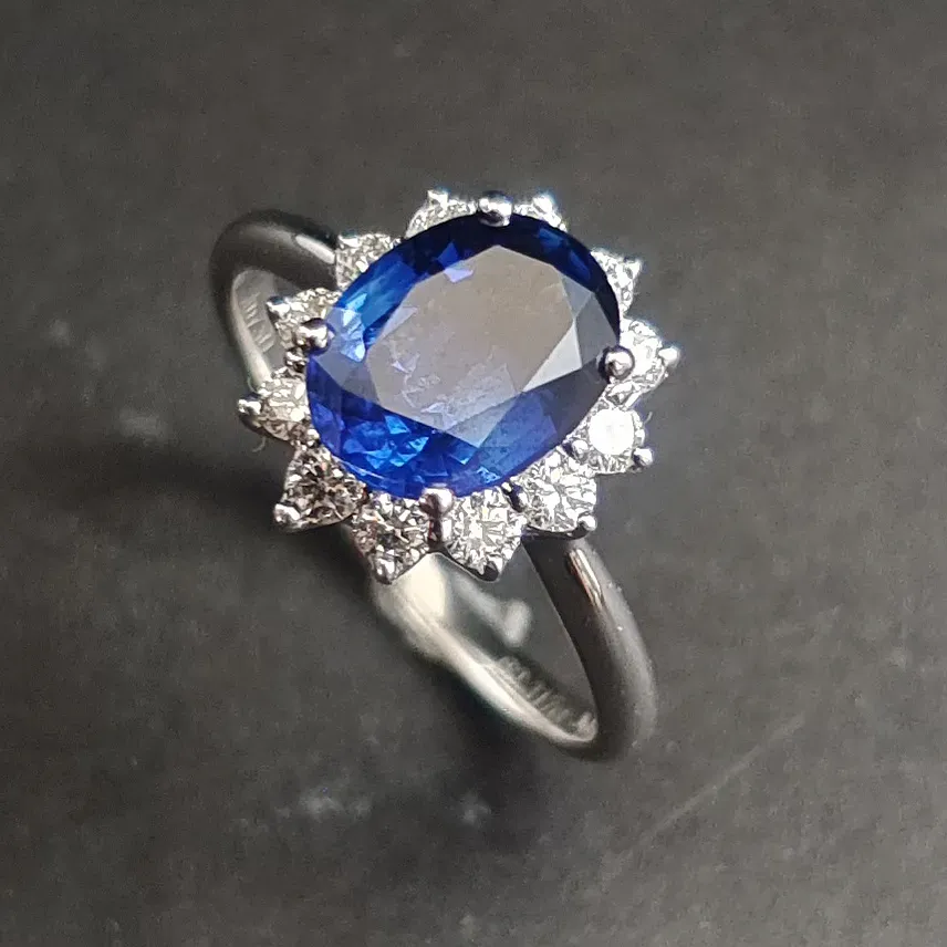 【【戒指】18K金+蓝宝石+钻石 宝石颜色纯正
主石:2.31ct/P 货重:3.55g 手寸:15寸】图3