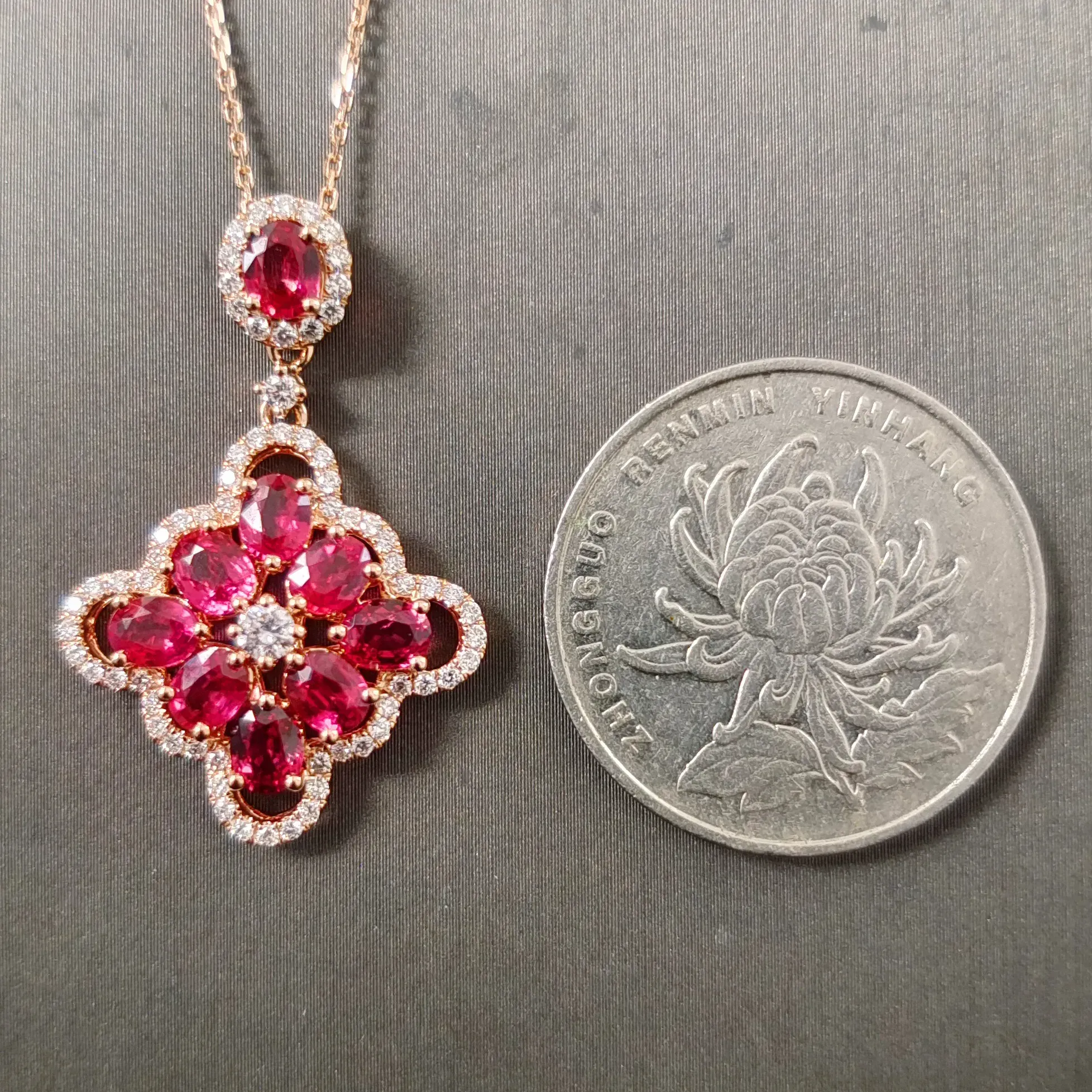 【【吊坠】18K金+红宝石+钻石 宝石颜色纯正
主石:2.52ct/9P 货重:4.61g】图3