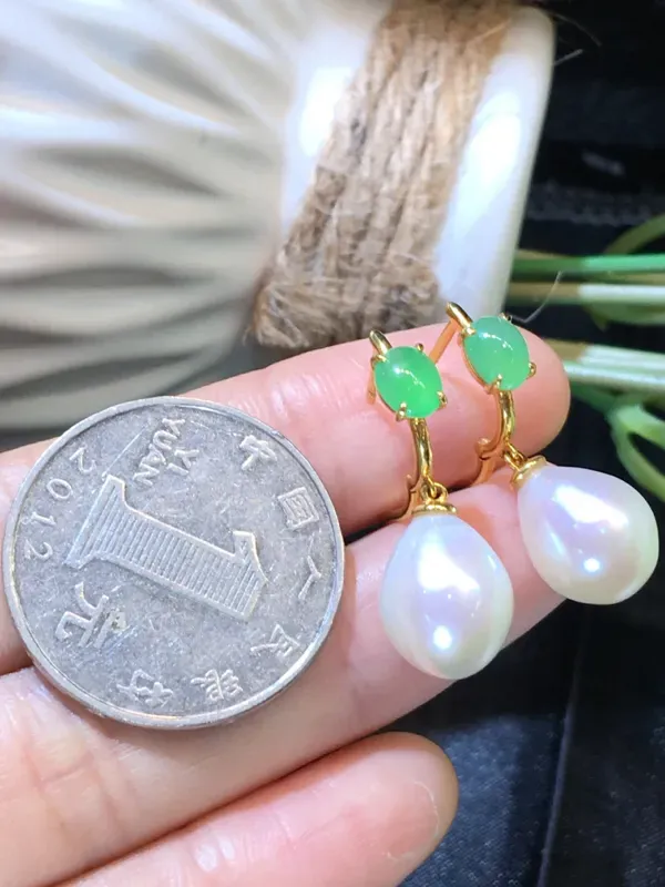 翡翠a货，珍珠蛋面耳坠设计款，18k金镶嵌，佩戴精美，性价比高，裸石尺寸12.6*9.3mm