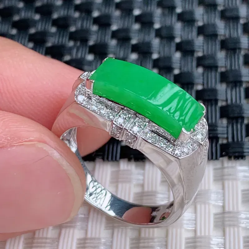 满绿戒指、裸石尺寸：5.5/15.4/3.5mm、A货翡翠18k金伴钻满绿马鞍面戒指、编号0301dz