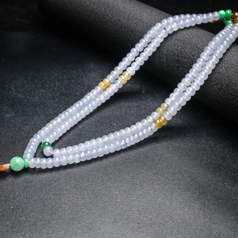 拍下有礼三彩翡翠珠链。共188颗珠子，取其中一颗珠尺寸大约5.9*4mm，珠子实物漂亮，清秀高雅，莹润光泽，佩戴效果高贵端庄大方。