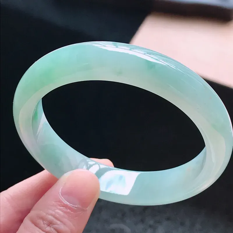 【天然翡翠水润晴水洒黄金正圈手镯,圈口57.3/12.8/8.1,玉质细腻水润 颜色漂亮,上手高档大方上档次】图9