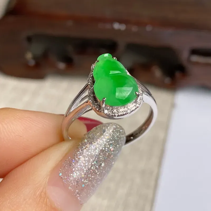 A货翡翠-种好满绿18k金葫芦戒指，尺寸-裸石11.1*7.7*2.8mm整体13.2*9.7*5.9mm内径17.3mm13号
