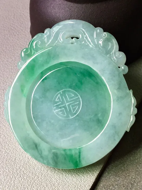 飘绿福贝，无纹裂，水头足，料子细腻，佩带大方裸石尺寸49.5/44.3/5#*