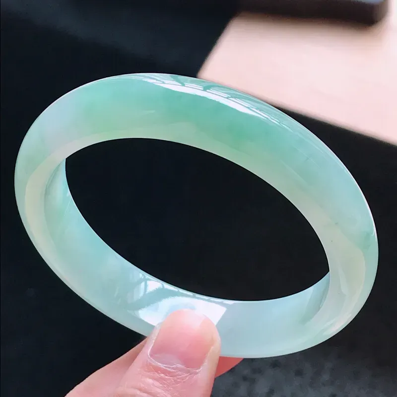 【天然翡翠水润晴水洒黄金正圈手镯,圈口57.3/12.8/8.1,玉质细腻水润 颜色漂亮,上手高档大方上档次】图5