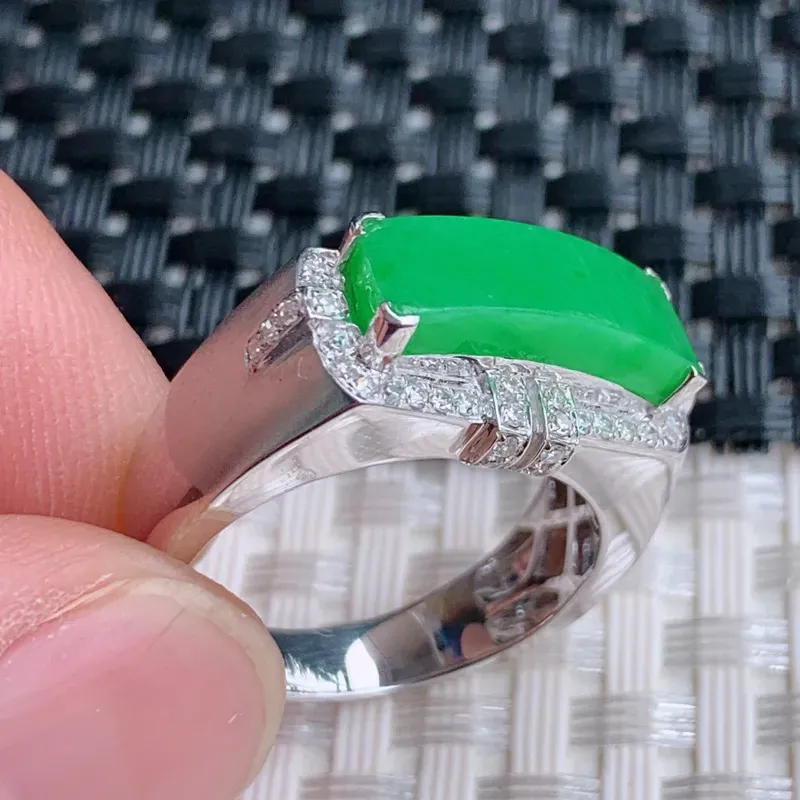 满绿戒指、裸石尺寸：5.5/15.4/3.5mm、A货翡翠18k金伴钻满绿马鞍面戒指、编号0301dz
