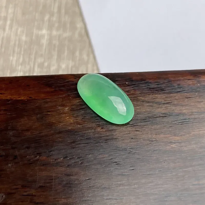 A货翡翠-种好淡绿蛋面镶嵌件，尺寸-13.3*6.8*4mm