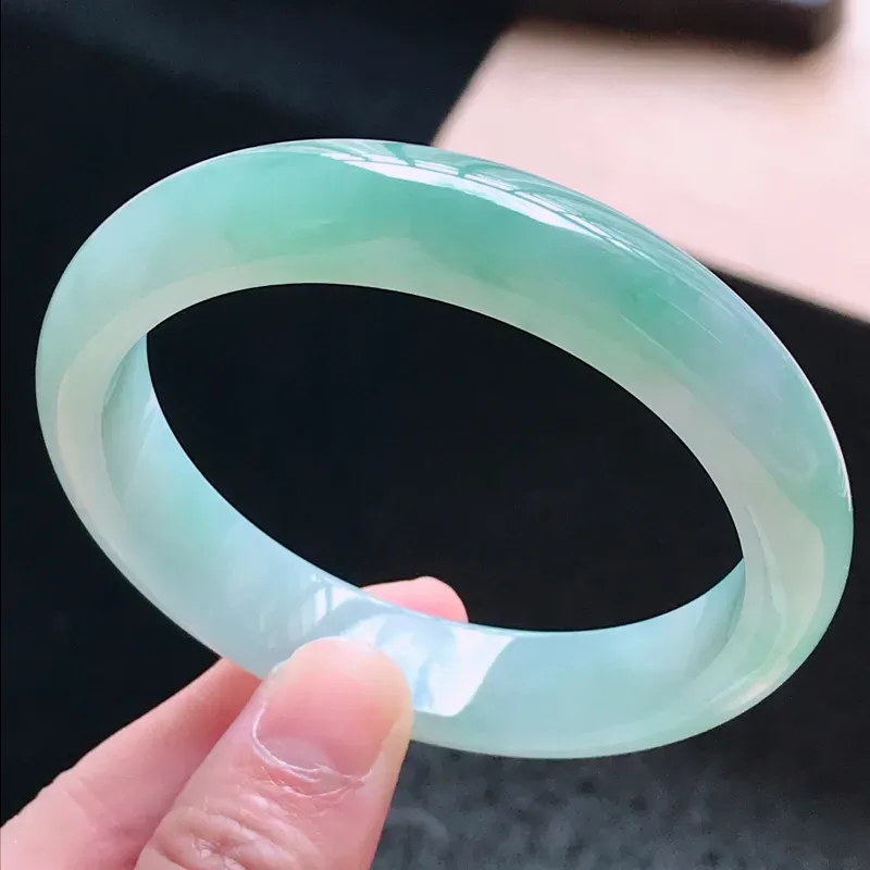 【天然翡翠水润晴水洒黄金正圈手镯,圈口57.3/12.8/8.1,玉质细腻水润 颜色漂亮,上手高档大方上档次】图1