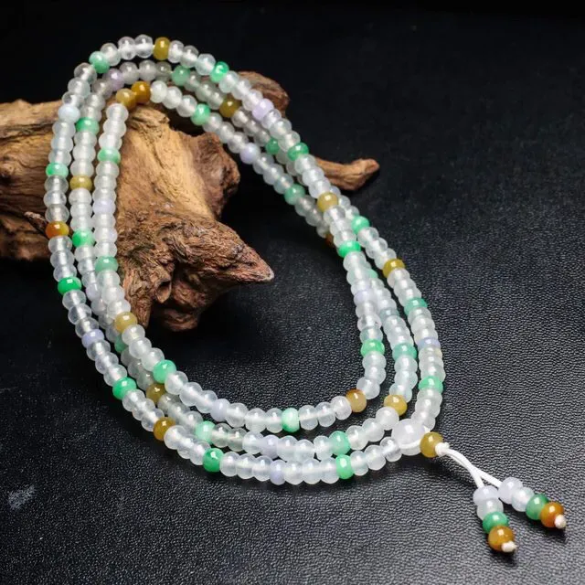 多彩翡翠珠链，共234颗珠子，取其中一颗珠尺寸大约4.7*3.4mm，珠子亮丽秀气，水润光泽，清秀高雅，佩戴效果优雅高贵。