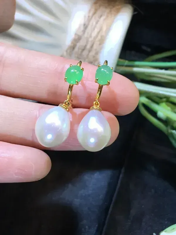 翡翠a货，珍珠蛋面耳坠设计款，18k金镶嵌，佩戴精美，性价比高，裸石尺寸12.6*9.3mm