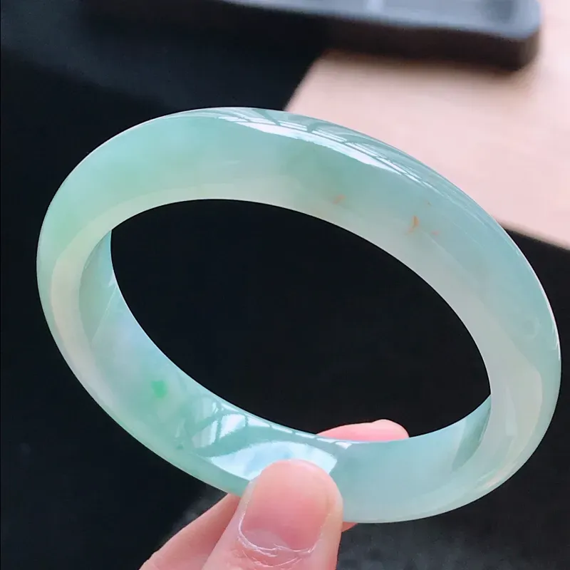【天然翡翠水润晴水洒黄金正圈手镯,圈口57.3/12.8/8.1,玉质细腻水润 颜色漂亮,上手高档大方上档次】图3