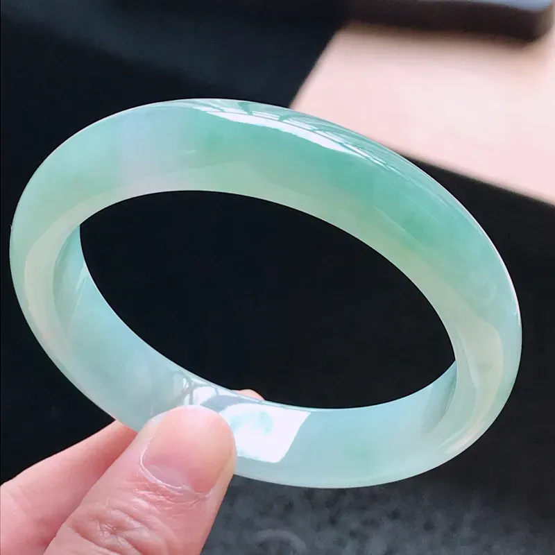 【天然翡翠水润晴水洒黄金正圈手镯,圈口57.3/12.8/8.1,玉质细腻水润 颜色漂亮,上手高档大方上档次】图6