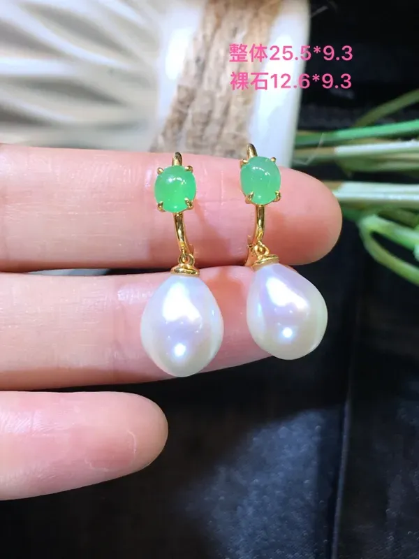 翡翠a货，珍珠蛋面耳坠设计款，18k金镶嵌，佩戴精美，性价比高，裸石尺寸12.6*9.3mm