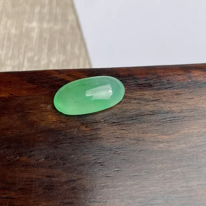 A货翡翠-种好淡绿蛋面镶嵌件，尺寸-13.3*6.8*4mm