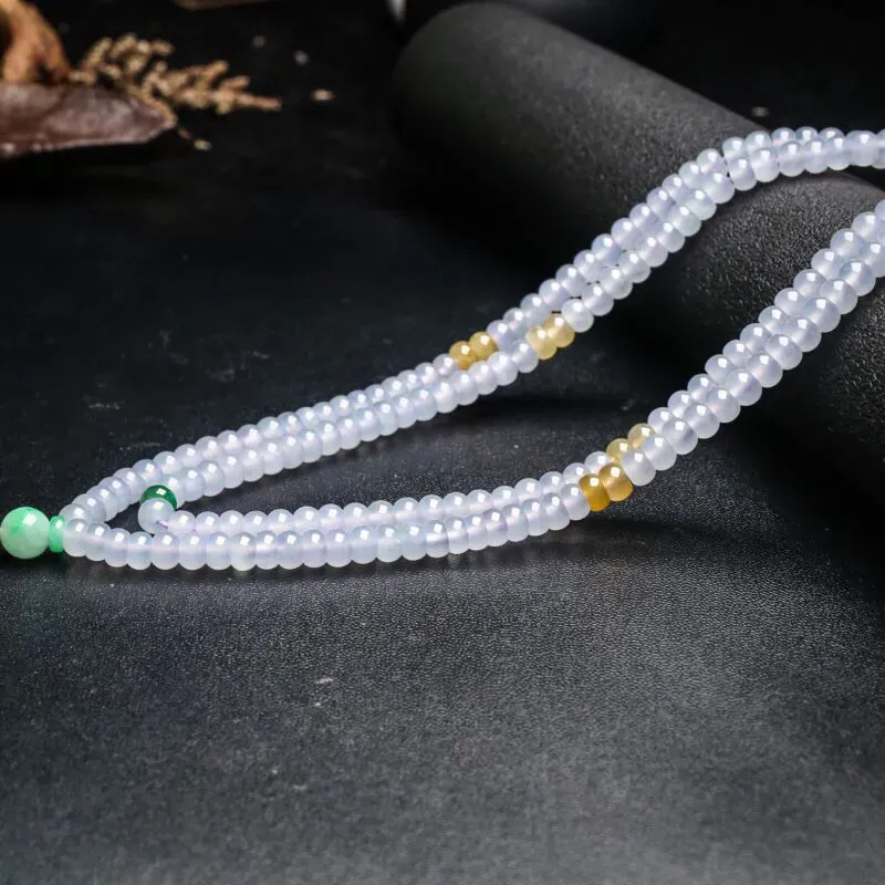 拍下有礼三彩翡翠珠链。共188颗珠子，取其中一颗珠尺寸大约5.9*4mm，珠子实物漂亮，清秀高雅，莹润光泽，佩戴效果高贵端庄大方。