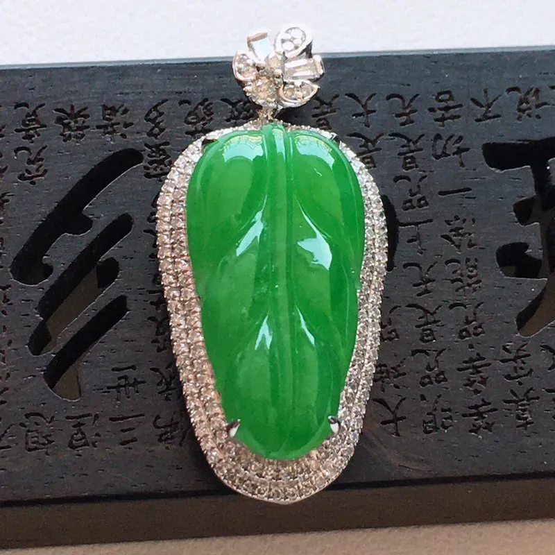 【精品翡翠镶18K金伴钻事业有成吊坠 , 玉质莹润,佩戴效果更美,商品尺寸:含金尺寸:28.1*13*7.7MM,玉:19*9.8*3MM,整体货品质量:3.1g】图1