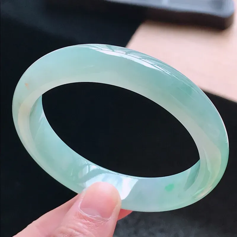 【天然翡翠水润晴水洒黄金正圈手镯,圈口57.3/12.8/8.1,玉质细腻水润 颜色漂亮,上手高档大方上档次】图2