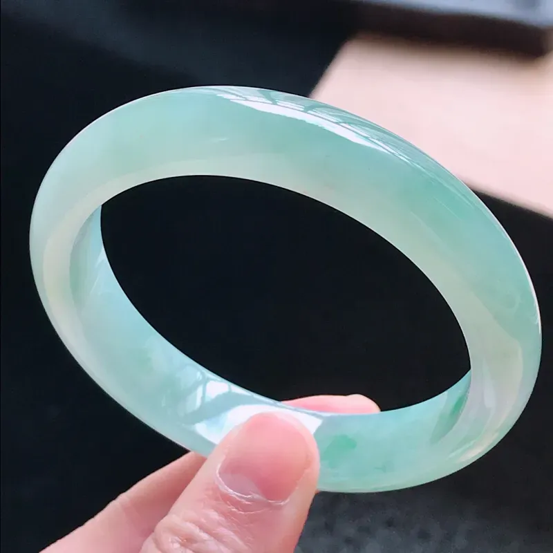 【天然翡翠水润晴水洒黄金正圈手镯,圈口57.3/12.8/8.1,玉质细腻水润 颜色漂亮,上手高档大方上档次】图7