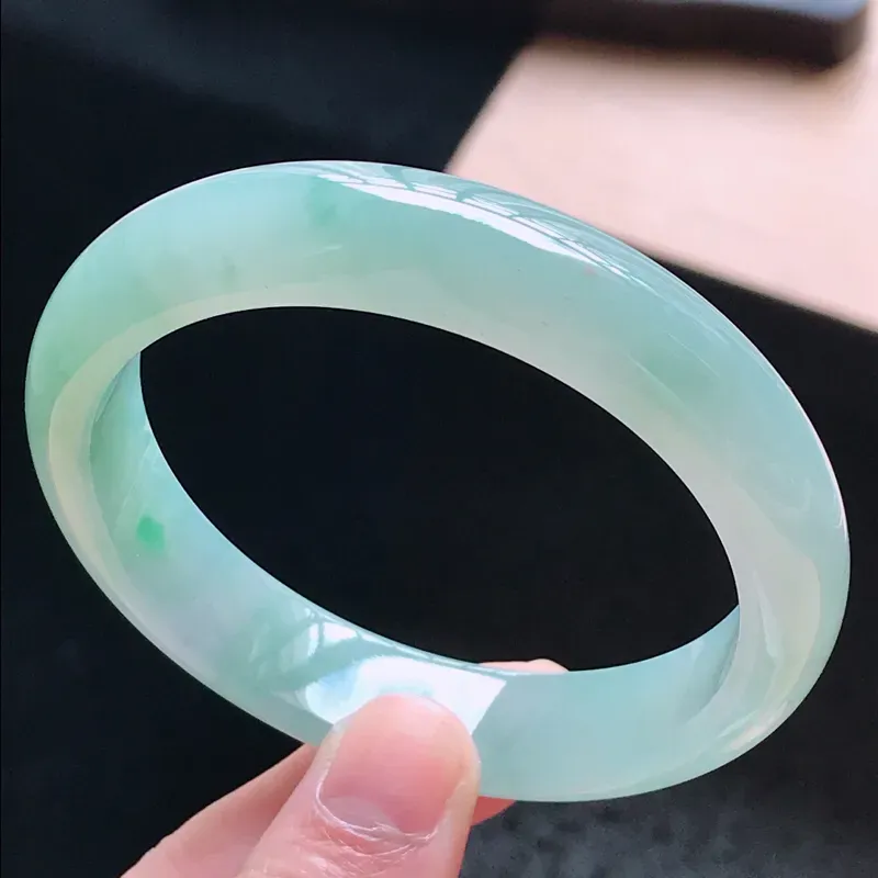 【天然翡翠水润晴水洒黄金正圈手镯,圈口57.3/12.8/8.1,玉质细腻水润 颜色漂亮,上手高档大方上档次】图8