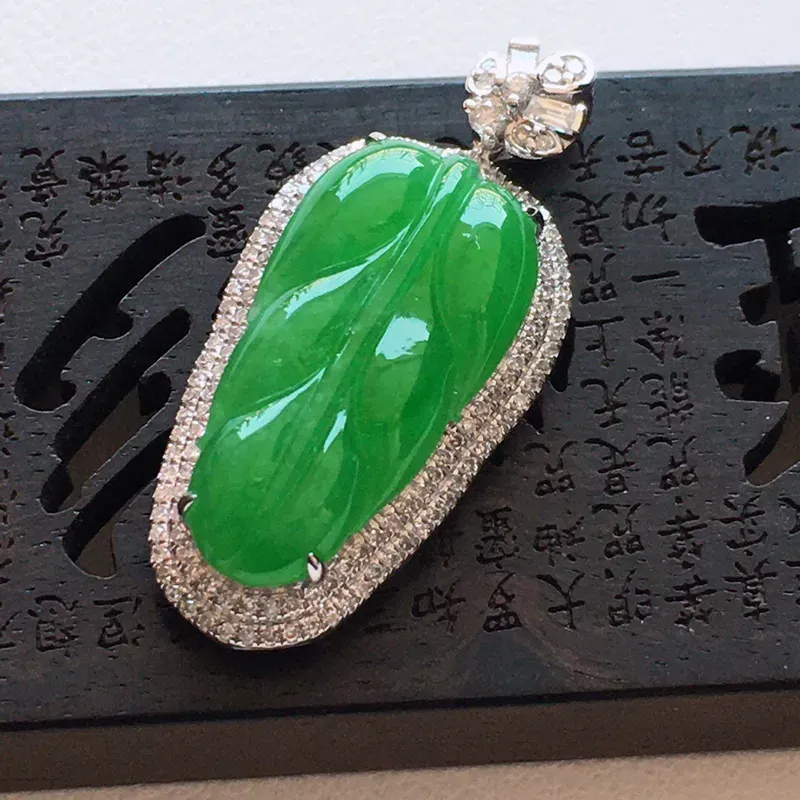 【精品翡翠镶18K金伴钻事业有成吊坠 , 玉质莹润,佩戴效果更美,商品尺寸:含金尺寸:28.1*13*7.7MM,玉:19*9.8*3MM,整体货品质量:3.1g】图2