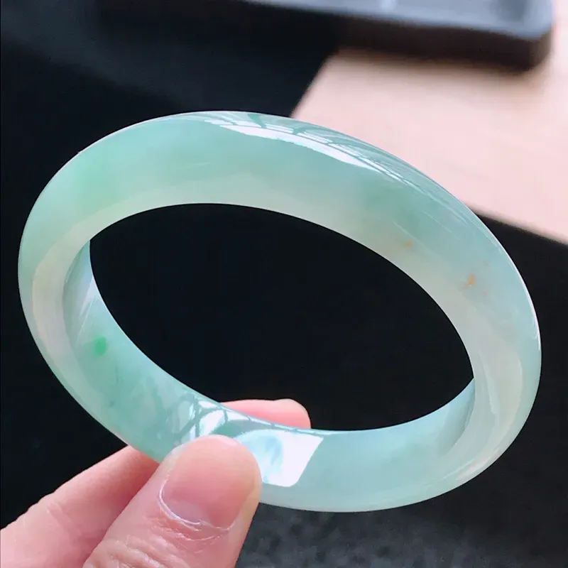 【天然翡翠水润晴水洒黄金正圈手镯,圈口57.3/12.8/8.1,玉质细腻水润 颜色漂亮,上手高档大方上档次】图4
