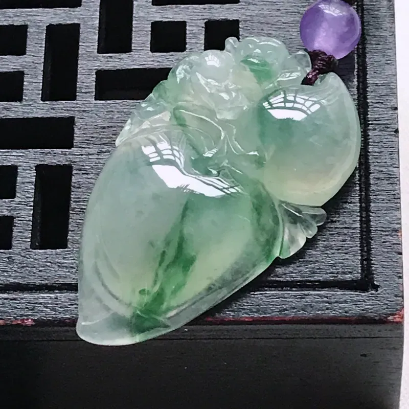 【翡翠冰糯种水润飘花寿桃吊坠,玉质细腻水润,颜色漂亮,雕工精致,尺寸36.2/22.4/7.1 顶珠为装饰珠】图1