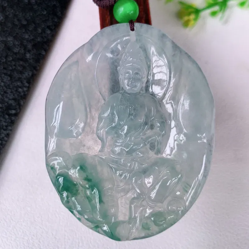 冰润精雕飘花普贤观音菩萨吊坠 精雕普贤菩萨，五官端正威严，刻画精细，坐骑大象憨厚可爱，强壮有力，是生肖属龙  属蛇的守护神  保佑平安无事，心想事成  （顶珠为饰珠）W36  尺寸：49-38.5-6.2mm#*