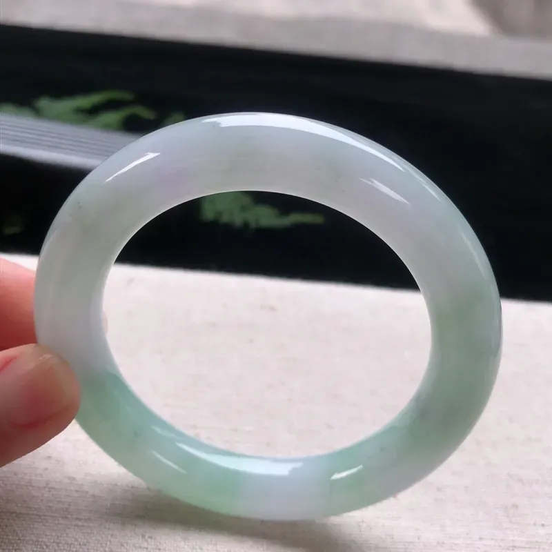 【正圈56-57 ,天然翡翠正圈玉手镯,春带彩水润,玉质润,品相好,优雅瞩目,尺寸圈口 56.1/11.2】图7