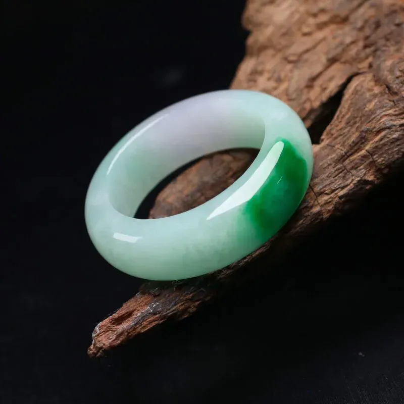 飘绿翡翠指环，色泽清新，灵动飘逸，佩戴上手时尚优雅，尺寸19.4*7.5*4mm戒指内径19.4mm