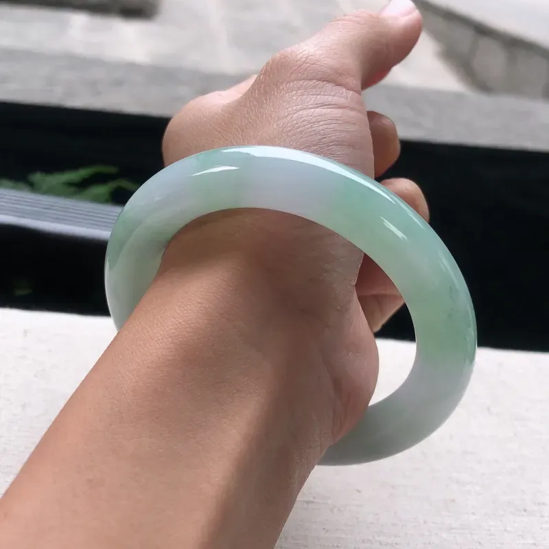 【正圈56-57 ,天然翡翠正圈玉手镯,春带彩水润,玉质润,品相好,优雅瞩目,尺寸圈口 56.1/11.2】图6