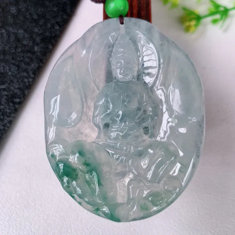 冰润精雕飘花普贤观音菩萨吊坠 精雕普贤菩萨，五官端正威严，刻画精细，坐骑大象憨厚可爱，强壮有力，是生肖属龙  属蛇的守护神  保佑平安无事，心想事成  （顶珠为饰珠）W36  尺寸：49-38.5-6.2mm#*