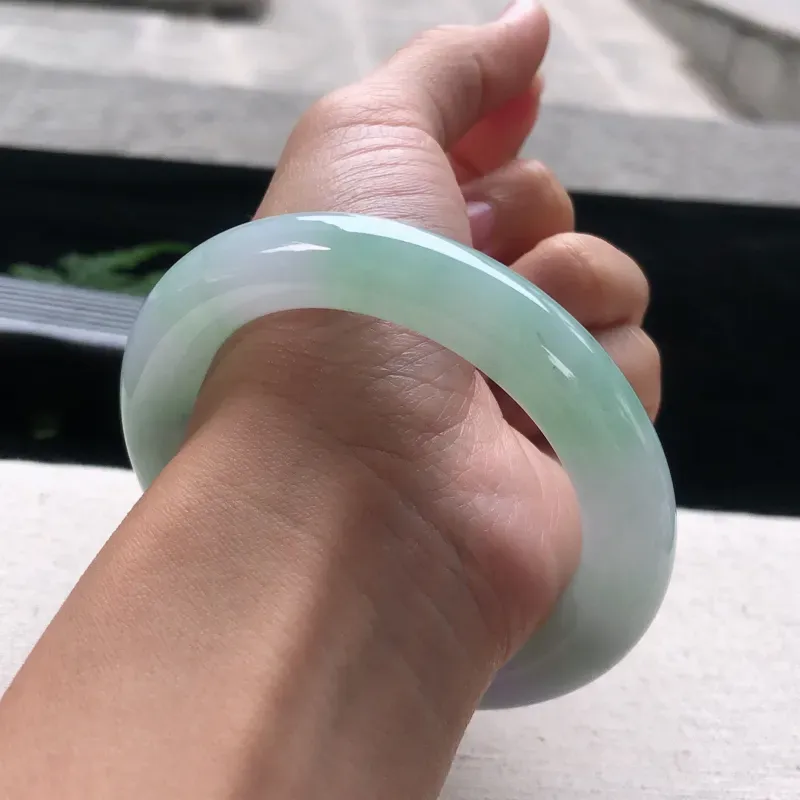 【正圈56-57 ,天然翡翠正圈玉手镯,春带彩水润,玉质润,品相好,优雅瞩目,尺寸圈口 56.1/11.2】图5