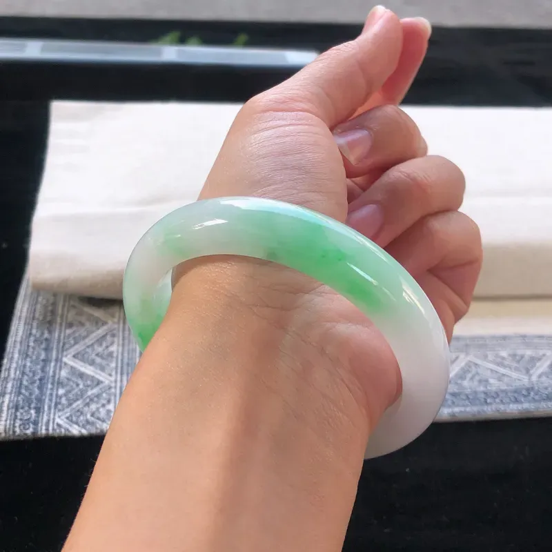 【天然翡翠正圈玉手镯,水润飘绿,玉质润,品相好,优雅瞩目,尺寸圈口58.2/12.5/8.6 ,纹】图6